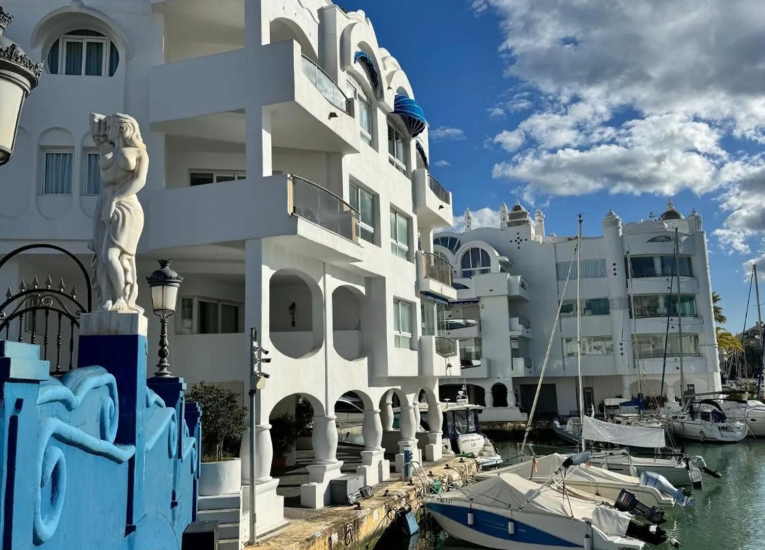 베날마데나코스타 Lujoso Atico Duplex En Puerto Marina 아파트