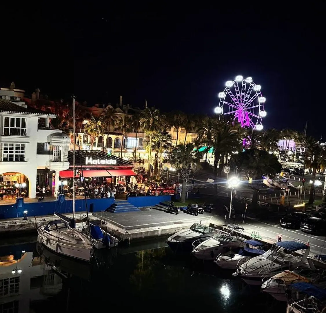 ベナルマデナLujoso Atico Duplex En Puerto Marinaアパートメント アパート ベナルマデナ