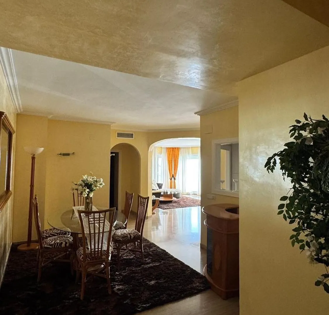 ベナルマデナLujoso Atico Duplex En Puerto Marinaアパートメント
